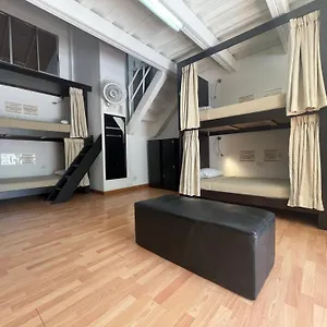 Lleras Calle 8 אכסניה